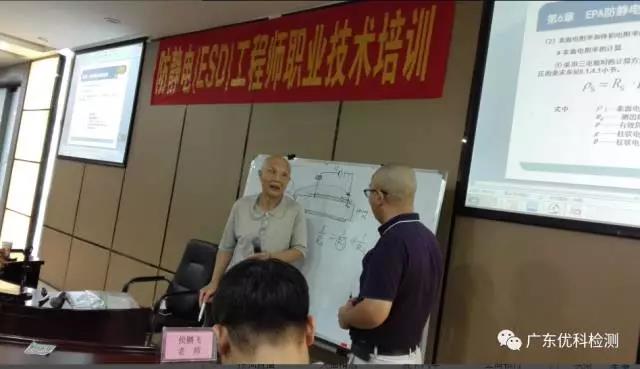 孫老師為上臺(tái)提問的同學(xué)解答問題
