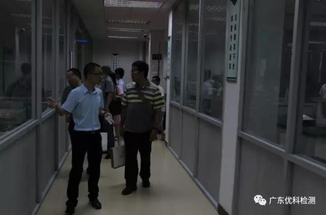 UK工程部總監(jiān)袁華剖析了優(yōu)科檢測(cè)認(rèn)證服務(wù)優(yōu)勢(shì)、現(xiàn)場(chǎng)解答客戶疑惑、帶領(lǐng)大家觀摩實(shí)驗(yàn)室